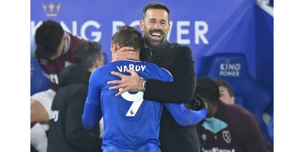 Jamie Vardy umarmt seinen neuen Trainer Ruud van Nistelrooij glücklich